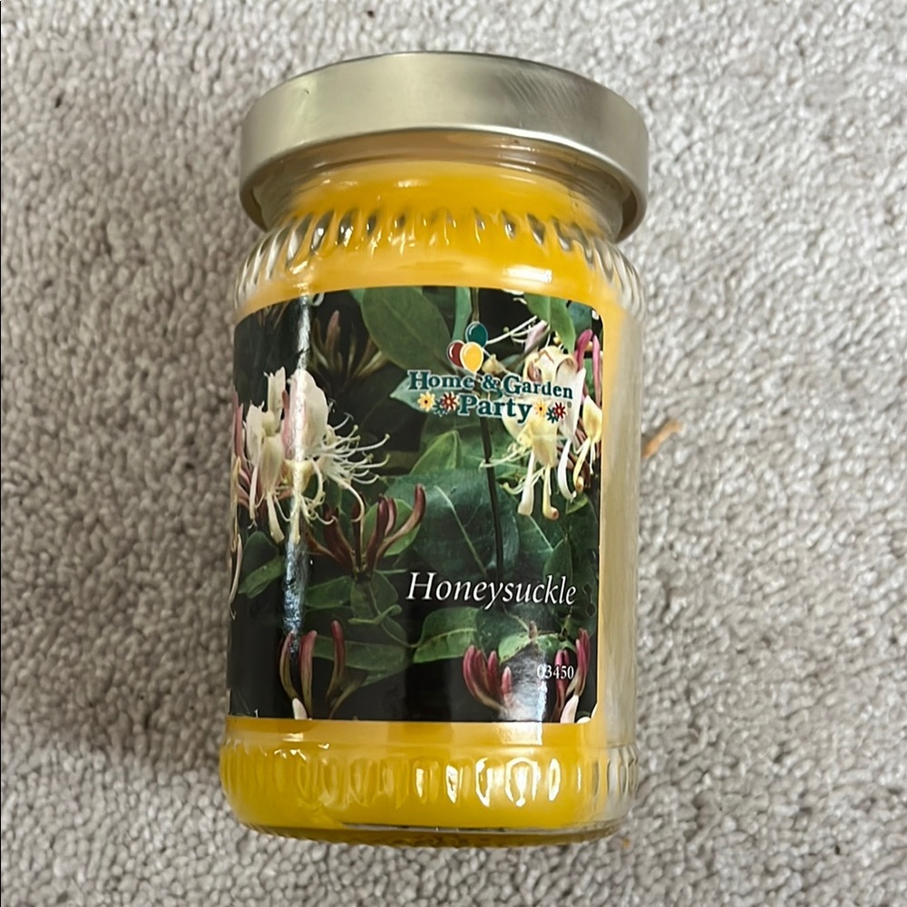 5/20🔴 New Yellow Honeysuckle Candle in. A Jar